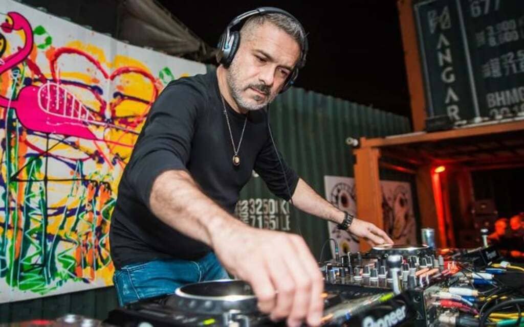 O lendário DJ e Produtor Marcello Mansur, O Memê, possui 23 discos de ouro. 15 de platina e 13 de diamantePublicado primeiro em Banda B » Produtor musical com 23 discos de ouro, 15 de platina e 3 de diamante.