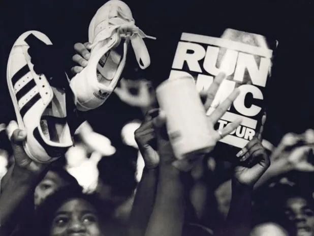 RUN DMC e os Adidas erguidos pelo público