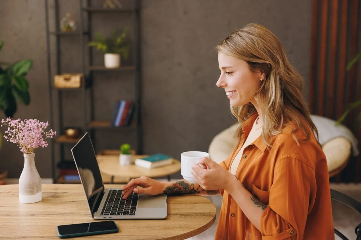 Trabalho remoto com estilo: playlist para trabalhar e se sentir em um café chique