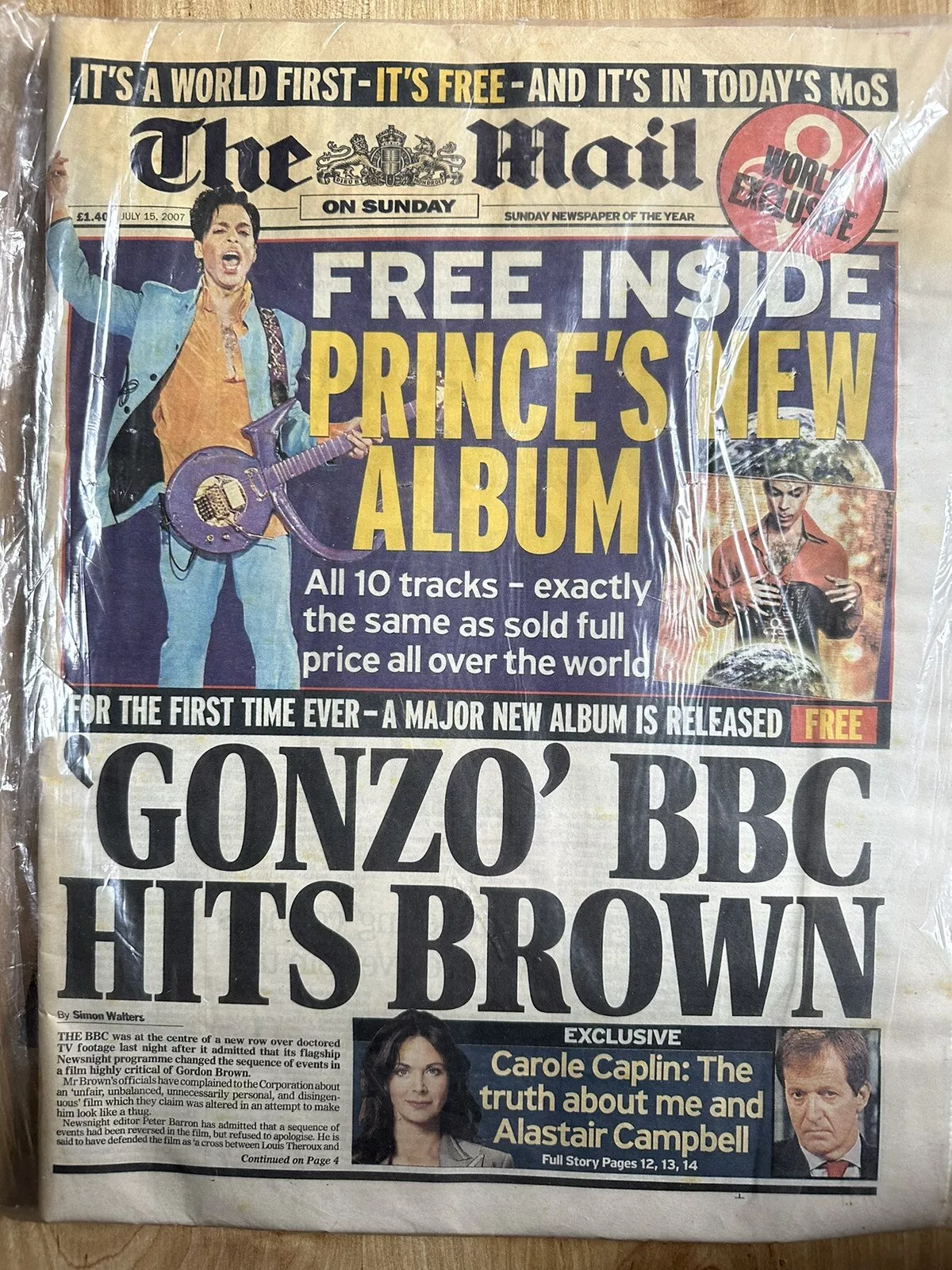 A edição do Jornal The Mail on Sunday que continha o álbum Planet Earth do Prince