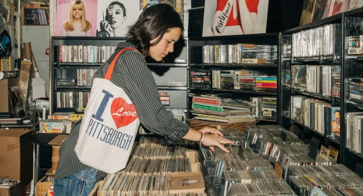 Geração Z e discos de vinil: por que o formato virou febre estética?